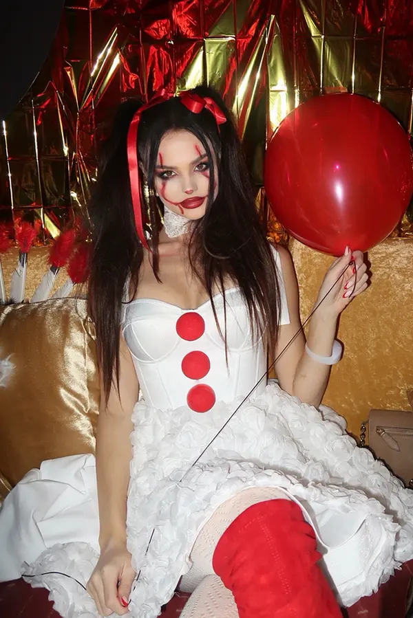 Halloween českých celebrit: Myslivcová za sexy upírku, Vémola s tanečnicemi u tyče a Alagia ve vymakané masce Jacksona - fotka 1/1