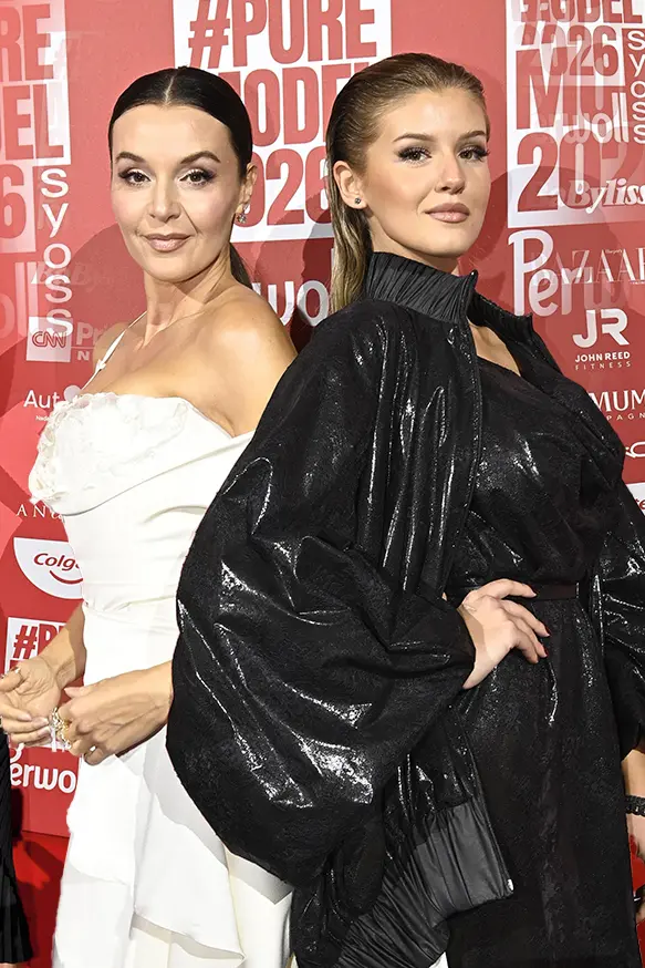 České krásky se odvázaly! Odhalené dekolty a nohy i look à la nevěsta! Takhle žhavě to vypadalo na finále soutěže krásy - fotka 1/1